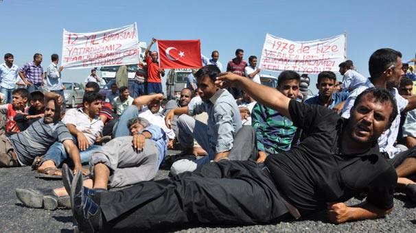 Toprak sahibi olmak istediklerini s&ouml;yleyen k&ouml;yl&uuml;ler; askeri yetkililerin iknası ile eylemlerine 2 saat sonra son verdi.