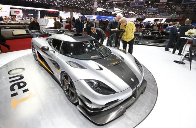 <p>Saatte 450 KM hıza ulaşan Koenigsegg One: 1, 420 km hıza ulaşan Bugatti Veyron'u geride bıraktı.</p>