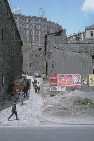 <p>Indiana Üniversitesi, Charles W. Cushman fotoğraf koleksiyonundan eski İstanbul fotoğrafları çıktı. Günümüze kıyasla daha tenha görülen İstanbul'un bu fotoğrafları 1965 yılında çekilmiş.</p>