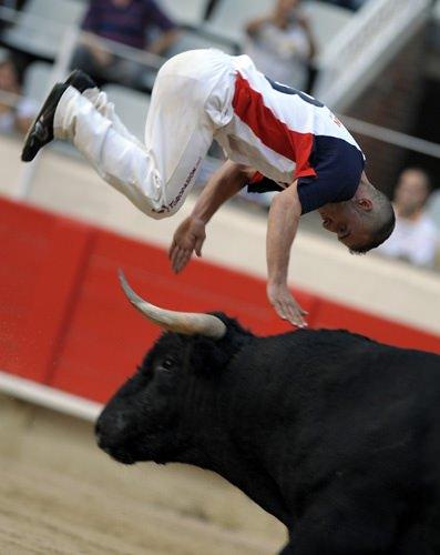 <p>5 ila 7 kişilik takımlar oluşan gruplar, &uuml;&ccedil; boğanın salındığı arenada hayatlarıyla oynuyor.</p>
