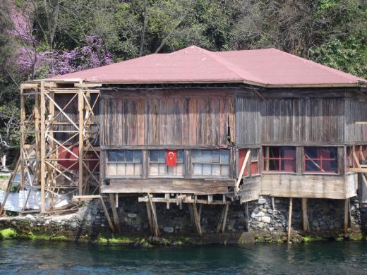 AMCAZADE HÜSEYİN PAŞA (KÖPRÜLÜ) YALISI Sadrazam Köprülü Fazıl Ahmed Paşa’nın amcasının oğlu olduğundan Hüseyin Paşa’ya “Amcazade” demişler. Yalı, Boğaziçi’nin en kıdemlisi, adeta bir duayen. 1698 yılında Sadrazam Hüseyin Paşa için yapılmış olan yalının önemi sadece mimarisinden değil burada gerçekleşen olaylardan da kaynaklanıyor. Paşa, Divan yolu ve Çemberlitaş’taki birçok binayı bugüne miras bırakmış olan ünlü ve güçlü Köprülü ailesinin bir ferdi. Bir Mevlevi olan Hüseyin Paşa, Osmanlı’da görev yapan Köprülü ailesine mensup beş sadrazamın dördüncüsü. Paşa, Sultan II. Mustafa’nın temsilcisi olarak 1698 yılında Karlofça’da Avrupalılarla masaya oturmuş.