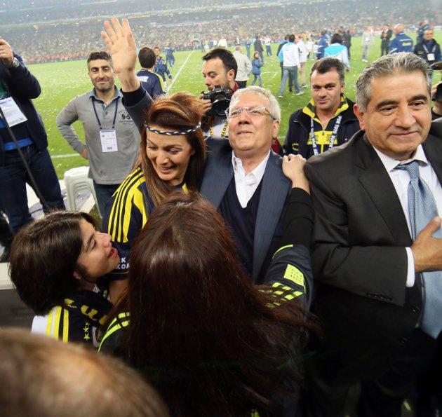 <p>Stat hoparlöründen başta Ersun Yanal olmak üzere futbolcular tek tek anons edilerek sahaya çağrıldı.</p>