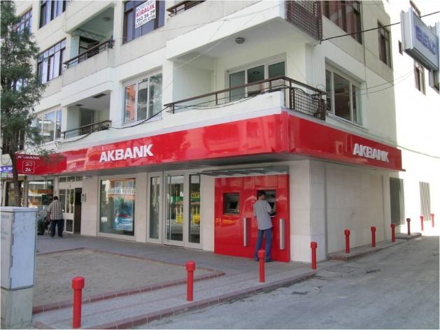 <p><strong>Akbank 1.600 kişi</strong></p>
<p>2013 sonuna kadar 58 yeni şube açmış olacak olan banka bu yıl 1.645 kişiyi işe aldı. Bugün itibariyle, 984 şubeleri ve 16.311 çalışanları var. 2014 yılında da toplam 45-50 civarında yeni şube açılmış ve yaklaşık 1.600 kişi işe alınmış olacak. 2013 yılında toplan 3.646 çalışanını, yani her 5 çalışanından 1’ini terfi ettiren banka, 2014’te de benzer bir trend izlemeyi öngörüyor.</p>