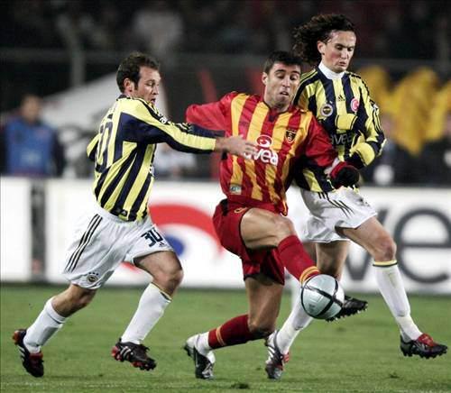 14-Fenerbahçe - Galatasaray 0/0 -- 4 Mayıs 1980 -- "Aman maçın golsüz biteceğini çaktırmayın!" "Rekabetin adı, dostluk oldu" diye başlık atmıştı Hürriyet gazetesi. Maçtan haftalar öncesinde çıkan söylentilere göre şampiyonluk için Trabzonspor'la çekişen Fenerbahçe, küme düşme potasında bulunan Galatasaray'la puanları paylaşacaktı ve öyle oldu. Bunda hakem Cumhur Demir'in sarı lacivertlilerin bariz penaltısını vermemesi kadar, takımların özellikle ilk yarım saatteki rölanti oyunları da mesuldü.