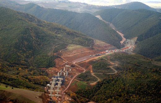 <p>2015 yılının ortasında bitirilmesi beklenen köprünün ayaklarının yükseleceği 25 bin tonluk kesonlar 2 ay önce denize indirildi. Köprü, İstanbul Boğazı'nı üçüncü kez geçecek ve yine 2015 yılının ortalarında bitirilmesi beklenen Yavuz Sultan Selim Köprüsü ile bütünleşecek.</p>