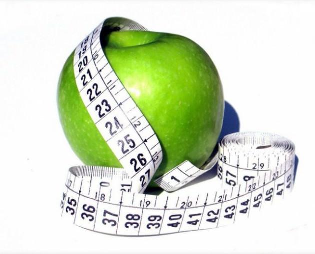 <p><strong>Her gün 1 elma</strong><br />
Sık sık doktora gitmekten kurtulmak ve kilolarınızı yok etmek istiyorsanız uzmanlar her gün 1 elma yemenize öneriyor. Özellikle pektin olarak isimlendirilen lif içeren bu meyveler sindirim sürecini yavaşlatıyor ve sizi daha uzun süre tok tutuyor</p>
