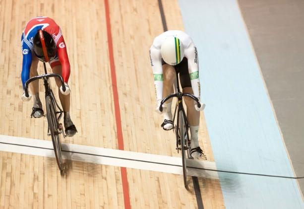 PENDLETON–MEARES : Pist bisikleti tarihinin en büyük rekabetlerinden birini kaçırmamak gerekiyor. Kadınlar bireysel sprint kedi-fare oyunlarında bu iki büyük yetenek kadar temaşa icra edeni yoktur. Son Olimpiyat ve Dünya Şampiyonu Pendleton kendi çöplüğünde ezeli rakibesini yenip, spora veda etmeyi planlıyor. Anna Meares ise geçirdiği ağır kaza ve problemlerin ardından kendini Londra'da, düşmanın ininde altınla mükafatlandırmak istiyor. Pist bisikletinde Gregory Bauge- Jason Kenny kapışması da kaçmaz. Ayrıca Sir Chris Hoy'un Keirin serüveni.Fransa - B.Britanya– Avustralya Bermuda Şeytan Üçgeni'nde kaybolmaya hazır olun. Yol bisikletinde Britanyalı Mark Cavendish, Belçikalı Tom Boonen ve Alman Andre Greipel çekişmesi bekleniyor. Bireysel zamana karşıda ise taze sarı mayo Bradley Wiggins vs. İsviçre saati Spartaküs Fabian Cancellara ile kapışacak.