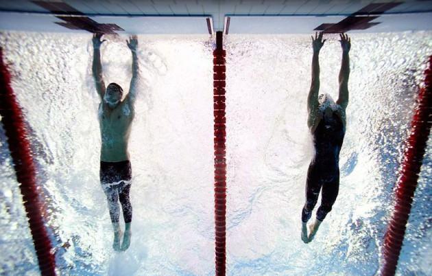 MICHAEL PHELPS 16 Ağustos 2008 ABD'li yüzücü Michael Phelps, 2008 Pekin Olimpiyatları 100 metre kelebek finalinde, Sırp yüzücü Milorad Cavic'i 0.01 saniyeyle geçerek altın madalyayı kazanmıştı. Bu, o oyunlarda 8 madalya kazanarak rekor kıran Phelps'in yedinci madalyasıydı.