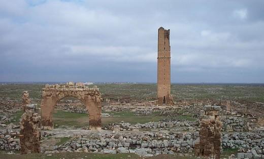 Bir masal şehri Harran: Şanlıurfa'nın 45 km. güneydoğusundakı Harran, Mezopotamya ile Akdeniz'i birleştiren önemli bir durak noktası. 5 bin yıllık bir geçmişe sahip. İlk çağlardan beri önemli kültür merkezi.