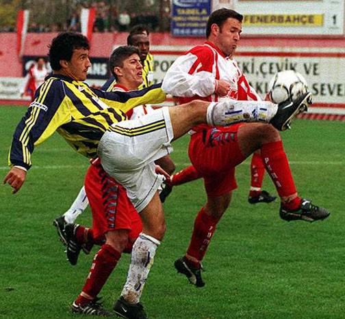 Maçta Fenerbahçe öne geçti ama sahada işler yolunda değildi. Metin Diyadin'in golü Pendikspor'u ateşledi. Önce penaltıyla gelen beraberlik ardından Mustafa Ateş'in golü Fenerbahçe tarihine kara bir gün olarak geçti.