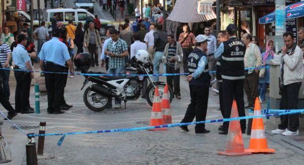 Yoğun araç ve yaya trafiğinin olduğu Terziler Caddesi'nde bir kuyumcu dükkânına 2 metre yakınında çökme meydana gelince hırsızların kuyumcuya tünel kazdığı söylentisi yayıldı. Alarma geçen Bandırma Emniyet Müdürlüğü asayiş şube ve yunus ekibi olay yerine geldi.