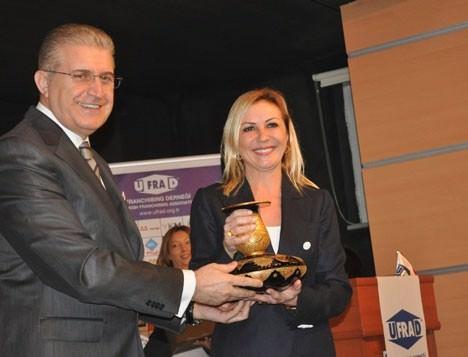 Dr. Mustafa AYDIN / UFRAD Genel Başkanı “Franchising, standart kaliteyi garanti ediyor” Dünyada hizmet sektörü çok hızlı büyüyor. Bu gelişme doğal olarak franchising sistemine de yansıyor. Artık müşteri zamanı etkin kullanma derdinde. En kısa zamanda kaliteli mal veya hizmet satın almak istiyor. Bu yüzden de kalitesini ve markasını kabul ettirmiş firmalara yöneliyor. İşte bu aşamada franchising sisteminin önemi bir kez daha ortaya çıkıyor. Zira bu sistemi kullanan markalar standart bir kalitede hizmet sunmayı garanti ediyor. Sistem yatırımcıya, marka sahibinin yıllarca kurumsallaşmak için çalıştığı bilgi birikimini altın tepside sunuyor. UFRAD olarak franchise veren zincirlerin gelişmesine katkı sağlamak için eğitimler veriyoruz. Önümüzdeki dönemde ekonomik anlamda büyük potansiyele sahip olan franchising sistemine daha fazla girişimcinin dahil olarak, kendi işini kurmasını bekliyoruz.
