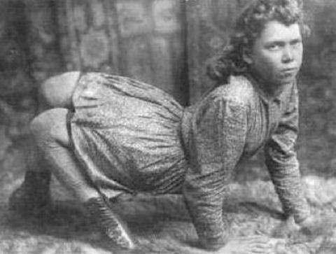 <p>4 yıl boyunca eğlence endüstrisi için çalışan Harper 1886′da okula gitmek için eğlence sektörü kariyerinden vazgeçti. Ancak yine de 4 yılda onlarca ülke dolaşarak sahneye çıktı.</p>