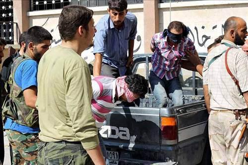 Yakalan iki Şebbiha üyesi sorguya götürülüyor.  