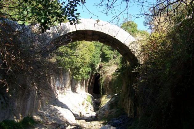 <p>Hatay'ın Samandağ ilçesindeki tünel dünyanın ilk tüneli olma özelliğini taşıyor</p>