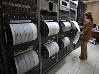 <p>Japonya'da 7,4 b&uuml;y&uuml;kl&uuml;ğ&uuml;nde deprem meydana geldi. Depremin merkez &uuml;ss&uuml;ne y&uuml;zlerce kilometre uzaktaki başkent Tokyo'da da binaların sallandığı bildirilirken, &uuml;lkenin kuzeydoğu sahillerini kapsayan bir tsunami uyarısı verildi. Yerel medya tsunami dalgalarının y&uuml;ksekliğinin 1 metre civarında olmasının beklendiğini belirtti. ABD Pasifik Tsunami Uyarı Merkezi B&uuml;y&uuml;k Okyanus &ccedil;evresinde tsunami beklenmediğini duyurdu. Depremden 13 dakika sonra 6.7'lik bir de art&ccedil;ı sarsıntı meydana geldi. İlk belirlemelere g&ouml;re 7.3'l&uuml;k depremin merkez &uuml;ss&uuml; 11 Mart'ta meydana gelen &ccedil;ok b&uuml;y&uuml;k tsunami dalgaları ile korkun&ccedil; bir n&uuml;kleer felakete neden olan depremin merkez &uuml;ss&uuml;n&uuml;n yakınlarında bulunuyor.</p>