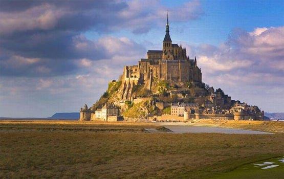 UNESCO'nun D&uuml;nya Mirası Listesi'nde yer alan, Le Mont St. Michel, hayalet gibi y&uuml;kselen manastırıyla k&uuml;&ccedil;&uuml;k bir ada.