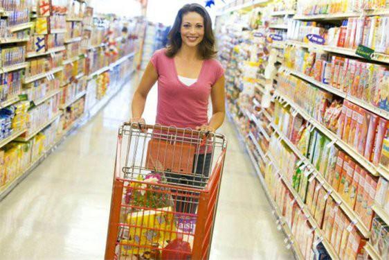 <p>ALIŞ VERİŞ SEPETİ VE ARABALARI... Y&uuml;zlerce dokunan insan y&uuml;z&uuml;nden en &ccedil;ok kirlenenler arasında. Sanılanın aksine yağmur altında dışarıda duran arabalar ise mikrop yuvalarıdır. Bunlar arasında plastik olanlar ise en az hijyenik olanlar. Alışveriş sepetinizin i&ccedil;ine attığınız meyve ve sebzeleri yemeden &ouml;nce iyice yıkamayı sakın unutmayın.</p>