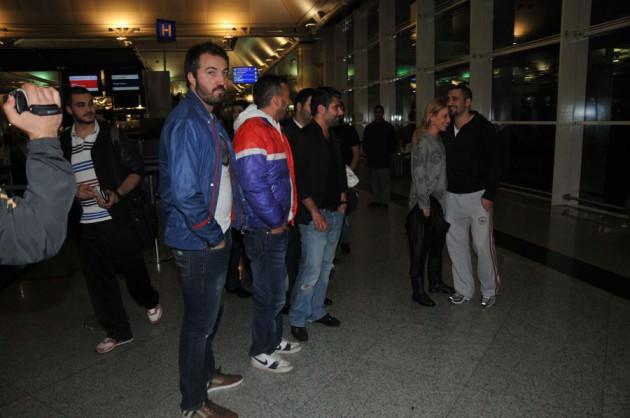  Sabah saat 03.30'dan itibaren İstanbul Atat&uuml;rk Havalimanı'nda toplanmaya başlayan ekip, daha sonra check-in işlemlerini yaptırıp u&ccedil;uş saatlerini beklemeye koyuldular.