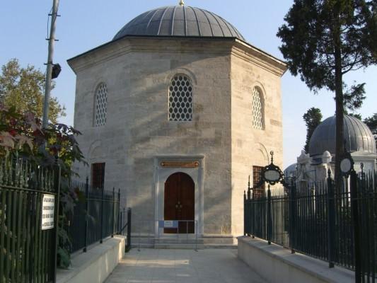 <p>Gülbahar Hatun Türbesi</p>
<p>Kirmasti Mahallesi Fatih Camii'nin mihrab tarafındaki hazirede - Fatih</p>