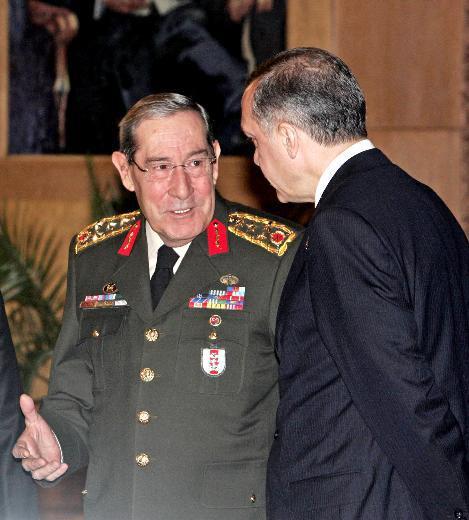 (Kaya'nın, “Ama her görüşme için de başbakanlar, 'bu bizimle birlikte mezara gidecek' demiyor. Demek ki bu görüşmeyi farklı kılan birtakım hususlar var” sözleri üzerine) Bana göre öyle farklı bir şey yok ama o, Başbakan'ın takdirine kalmış bir şey, ona ben karar veremem.