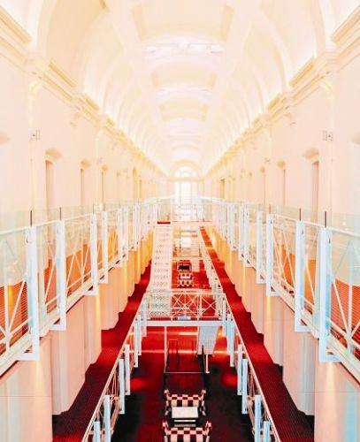 Malmaison Oxford / İngiltere: Otel, Viktorya D&ouml;nemi&rsquo;nden bir hapishanede konaklama imk&acirc;nı sağlıyor. &Ccedil;oğu kişi i&ccedil;in hapishanede bir gece ge&ccedil;irmek k&ouml;t&uuml; bir fikir olabilir. Ama endişelenmeye gerek yok. Orası artık restore edilmiş gayet l&uuml;ks bir otel.