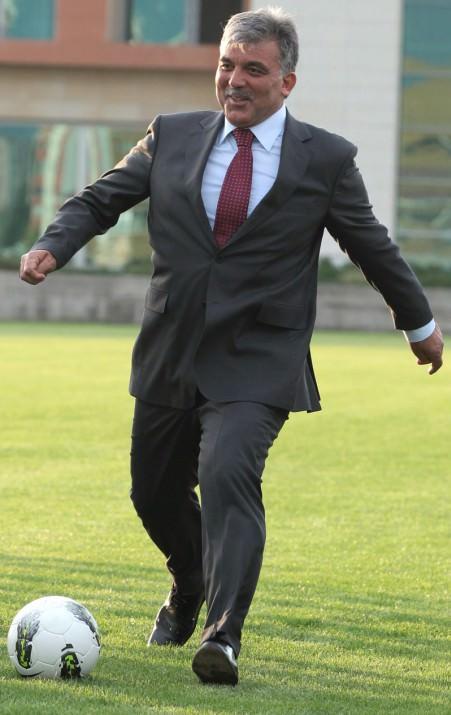 25 KASIM: YASAYA MECLİS AYARI: Sporda Şiddet Yasası da tartışılmaya devam ediyordu. Yasanın çok ağır cezalar kapsadığı gerekçesiyle TBMM devreye girdi. Bütün partiler uzlaştı ve Sporda Şiddet Yasası değiştirildi. Daha sonraki süreçte Cumhurbaşkanı Abdullah Gül ‘Kişiye özel izlenimi yarattığı ve kamuoyu vicdanını rahatsız ettiğini’ gerekçe göstererek değişikliği veto etti.