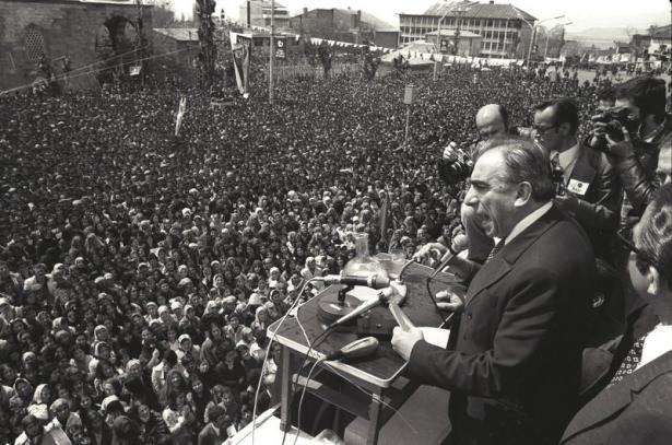 <p>Alparslan Türkeş, partisinin Erzurum'da düzenlediği mitingde konuşma yaparken görülüyor.</p>
