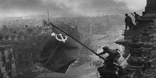 <p><strong>Yevgeny Khaldei (1945)</strong><br />İkinci Dünya Savaşı’nda Almanya’nın düştüğü an. İki Sovyet askeri Raqymzhan Qoshqarbaev ve Georgij Bulatov, Berlin’deki Reichstag binasına Sovyetler Birliği bayrağını dikiyor</p>