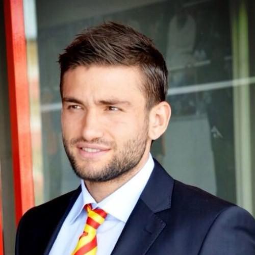 <p><strong>Ertuğrul Taşkıran</strong><br />Selçuk Yula'yı kaybettik. Tüm sevenlerinin ve Türk futbol camiasının başı sağolsun. Allah mekanını cennet eylesin..</p>