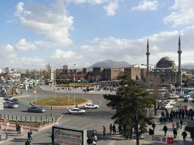 <p>KAYSERİ</p>
<p> </p>
<p>Kayseri'de de AK Parti birinci sırada geldi. 977 bin seçmeni bulunan ve bin denek üzerinde araştırma yapılan Kayseri'de deneklerden yüzde 63 oy alan AK Parti'den sonra MHP yüzde 20 oy alırken, CHP ise deneklerden yüzde 11 oranında oy aldı.</p>
