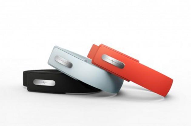 <p>Toronto merkezli Bionym şirketinin geliştiricileri, kalp atışlarının parmak izi veya yüz tanıma teknolojilerine göre taklit edilme ihtimalinin daha zor olduğunu söyledi. Cihazın kullanıcı kimliğini tanıması iki aşamada gerçekleşiyor. İlk aşamada kullanıcılar, Nymi bilekliğinin üzerindeki sensöre yaklaşık iki dakika boyunca dokunuyor.</p>