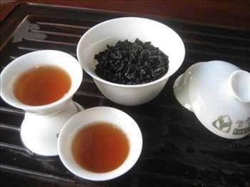 <p>Çin’de üretilen en pahalı “Oolong” yani yeşil ile siyah renge sahip geleneksel Çin çayı olan Tieguanyin’in bir fincanı 15 dolar civarında.</p>