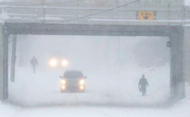 &Uuml;lke n&uuml;fusunun yaklaşık &uuml;&ccedil;te birinin yaşadığı 22 eyalette d&uuml;n akşamdan itibaren etkili olmaya başlayan kar fırtınası, gece boyu aralıksız devam etti.