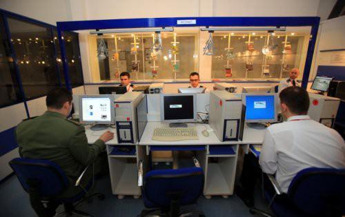 T&uuml;rk ordusunun ''beyin takımı''nın yetiştiği Harp Akademileri Komutanlığı'nda subaylara, birinci sınıfta ağırlıklı taktik seviyede, ikinci sınıfta ise operatif ve stratejik birlik ve karargahlar seviyesinde m&uuml;şterek harekat ağırlıklı eğitim veriliyor.