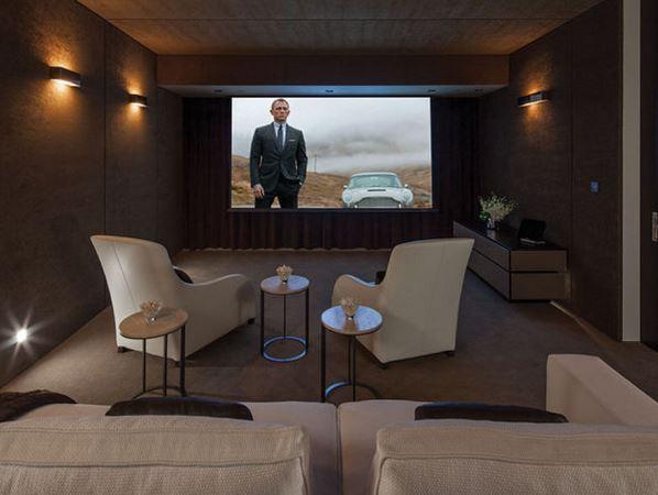 Dış cephesinin b&uuml;y&uuml;k bir kısmı camla &ccedil;evrili evin etrafını ise, muhteşem bir su yolu &ccedil;evreliyor.