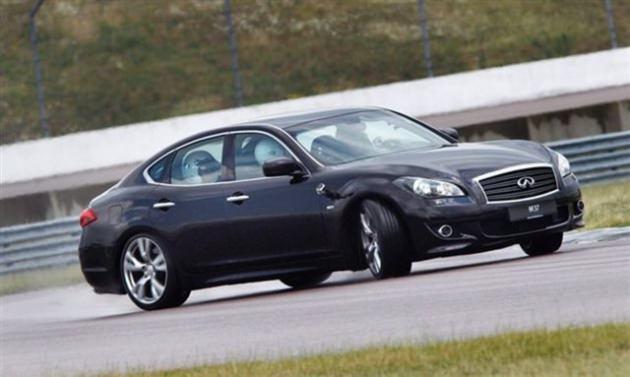 Avustralyalı F1 pilotu Mark Webber Infiniti M37S kullanıyor.