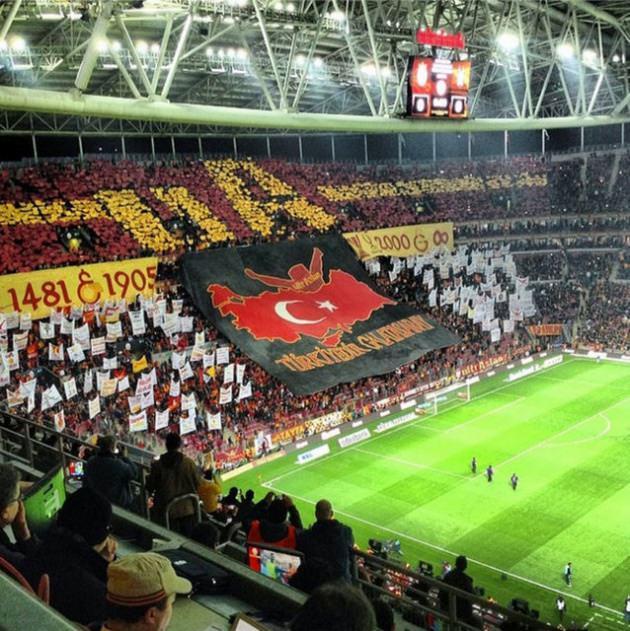 Galatasaray taraftarları, Beşiktaş derbisi &ouml;ncesinde dev bir koreografi ger&ccedil;ekleştirdi. Sarı-kırmızı trib&uuml;nlerde, T&uuml;rkiye bayrağı a&ccedil;ılarak, "T&uuml;rkiye'dir Galatasaray" yazısı yer aldı.