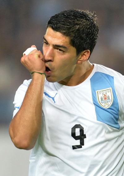 <p><strong>LUIS SUAREZ</strong><br />
"Daha 4 sene öncesine kadar Play Station'da sırf Gerrard'ı kontrol etmek için Liverpool'u seçerdim, şimdi beraber oynuyorum."</p>
