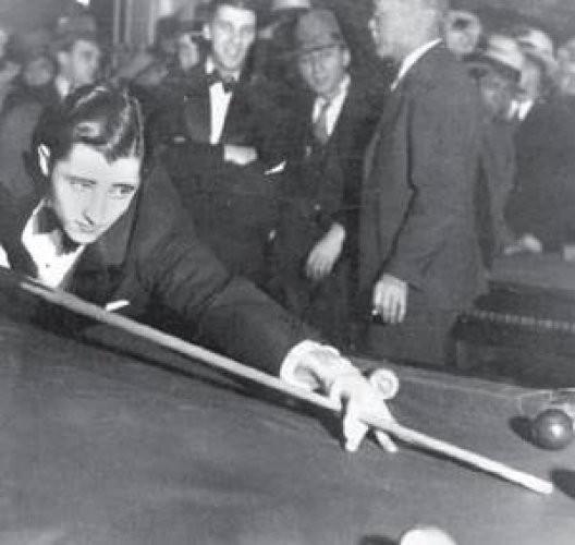 1919 yılında 6 yaşında olan Willie, bilardo ustalığında o kadar ilerledi ki, Dünya Bilardo Şampiyonu Ralph Greenleaf ile final maçına hak kazandı. Bilardo masasına bir sandalye ile yetişebilen küçük Willie, maçı kazanamasa da çıkardığı muhteşem oyun ile hafızalara kazındı. Tabii bu yenilgi küçük dahiyi yıldırmadı: 11 yaşındayken gençlerde bilardo şampiyonu oldu. 20'li yaşlarında ise 15 kez Dünya Bilardo Şampiyonası'nı kazandı; birçok rekora imza attı ve bilardo sporunun tanıtımına yardım etti.