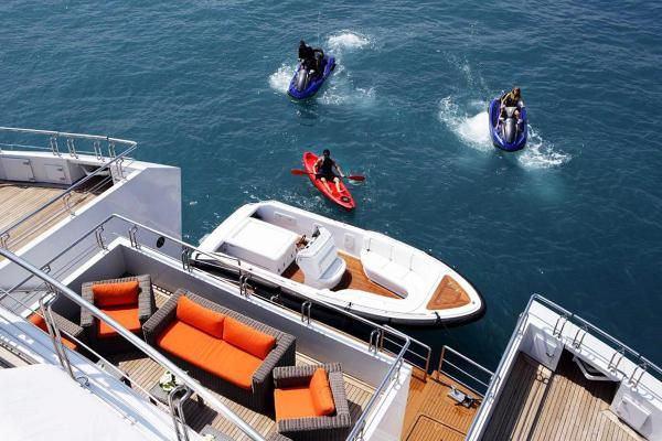 <p>D&uuml;nyanın en b&uuml;y&uuml;k ve kira bedeli en y&uuml;ksek motoryatı olan, 85 metre uzunluğunda, 23 metre genişliğindeki 'Moonlight 2', bu sabah Yalıkavak Beldesi a&ccedil;ıklarındaki K&uuml;d&uuml;r Yarımadası Prenses Koyu&rsquo;na demirledi.</p>