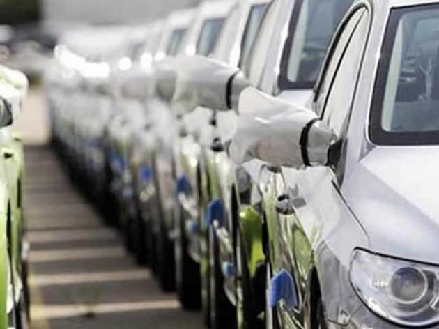 Türkiye'de otomobil firmaları müşteri çekmek için her sezon farklı kampanyalar yaparken, bazı vatandaşlar da son model araçlar yerine bütçesine uygun ikinci el araç almayı tercih ediyor. Oto galericiler, otomobil sahibi olmak orta gelirli vatandaşların daha çok bütçelerine uygun araçlara yöneldiğini belirtiyor.