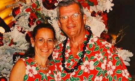 <p>Nancy ve Donald Featherstone &ccedil;ifti 35 yıldır uyumlu giyiniyor.</p>