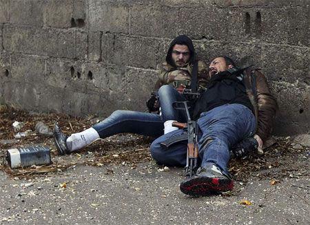  50 metre ilerimizdeki h&uuml;k&uuml;mete ait kontrol noktasını ele ge&ccedil;irmeye &ccedil;alışan benim de i&ccedil;inde bulunduğum muhalif grupla Suriyeli askerler arasında yoğun bir &ccedil;atışma vardı. Başka bir muhalif grubu da bizden daha uzak bir noktadan kontrol noktasına doğru roketlerini ateşlemek &uuml;zereydi. Bundan hemen sonra beraberinde olduğum muhalifler ile Esed yanlıları arasında bir &ccedil;atışma meydana geldi. 