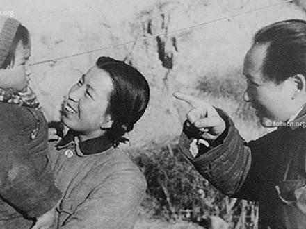 <p><strong>JIANG QING</strong><br />Jiang Qing Wade-Giles yazımında Chiang Ch'ing, sahne adı Lan Ping, asıl adı Luan Shumeng (1914-14 Mayıs 1991), Dörtlü Çete olarak adlandırılan grubun üyesi olan Çinli siyasetçi.Mao Zedong'un üçüncü karısıdır.Mao'nun ölümünden sonra yargılanarak 'karşıdevrimci suçlar'dan ötürü hüküm giymiş, kendini asarak intihar etmiştir.</p>