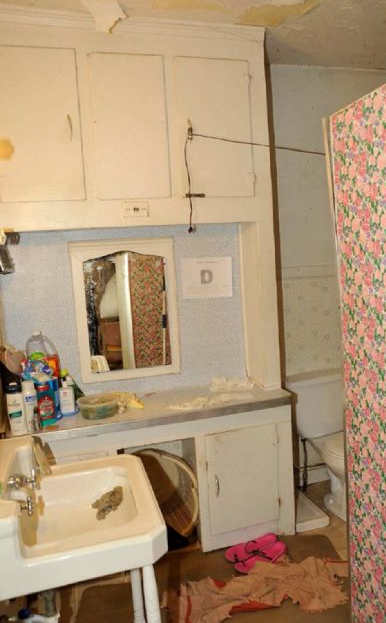 Amanda Berry, Gina Dejesus ve Michelle Knight adlı kadınlara defalarca tecav&uuml;z eden Castro'ya (53), işlediği en ağır su&ccedil;tan, kefalet başvurusu hakkı tanınmaksızın &ouml;m&uuml;r boyu hapis cezası verildi.