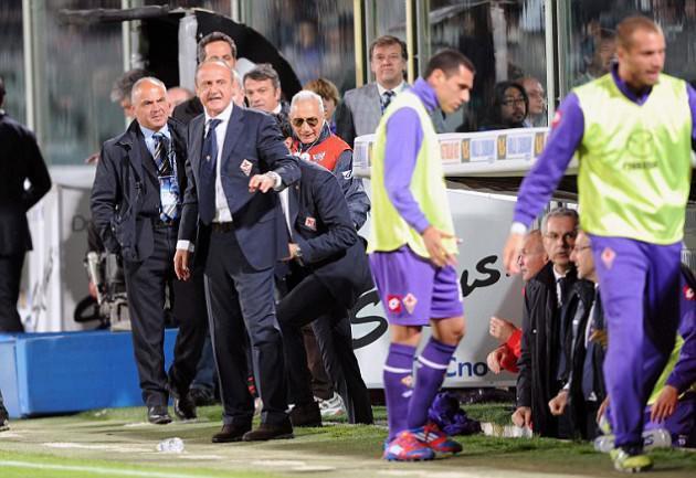 - İtalya Birinci Futbol Ligi (Serie A) takımlarından Fiorentina'da, oyuncusunu yumruklayan teknik direktör Delio Rossi'nin işine son verildi... Rossi'ye, ayrıca İtalya Futbol Federasyonu (FIGC) Disiplin Kurulu tarafından 3 ay sahalardan men cezası verildi.