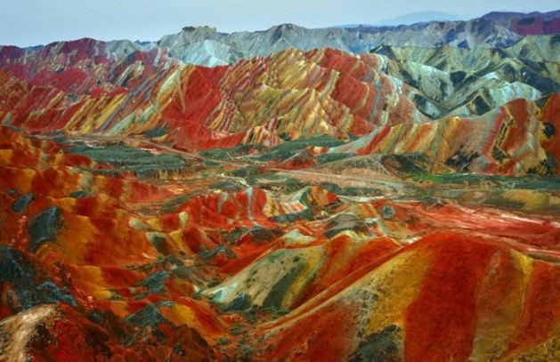 <p>Kırmızı kumtaşı katmanlarından oluşan bu arazi zaman içinde dik yamaçlar ve benzersiz kaya oluşumlarından meydana gelen dağlık bir araziye dönüşmüş. Bu tarz bir kaya oluşumu sadece Çin’de bulunuyor.</p>
