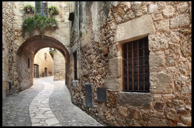 <p><strong>Pals / İspanya</strong><br />
İtalya'dan G&uuml;ney Kore'ye, Amerika Birleşik Devletleri'nden İspanya'ya kadar 25 &uuml;lkede 166 &uuml;yesi bulunan 'Cittaslow', n&uuml;fusu 50 binden az olan kentlerin &uuml;ye olabildiği s&uuml;rd&uuml;r&uuml;lebilir bir yerel kalkınma modeli.</p>
