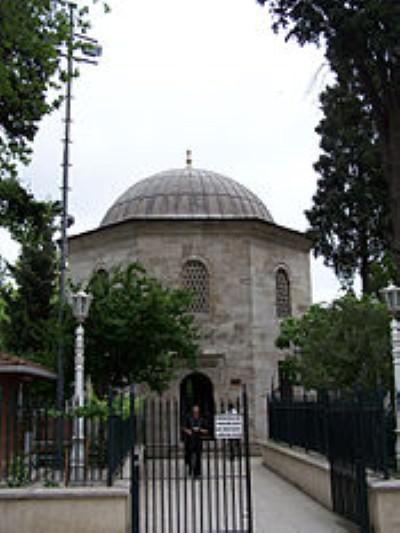 <p>Gülistu Münire Valide Sultan Türbesi</p>
<p>Kirmasti Mahallesi Tabhane Sokak - Fatih</p>